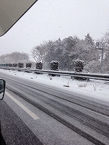 雪積もる高速