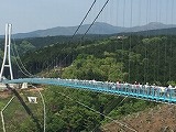 スカイウォークを渡る人